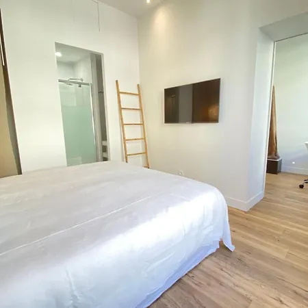 Beautiful 2 Bedrooms 2 Bathrooms Center Of *