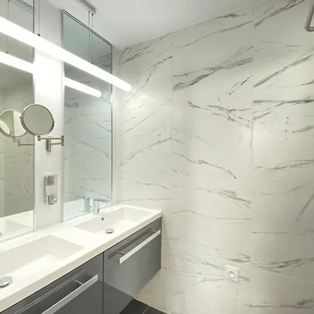 Beautiful 2 Bedrooms 2 Bathrooms Center Of דירה