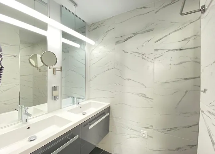 Beautiful 2 Bedrooms 2 Bathrooms Center Of شقة